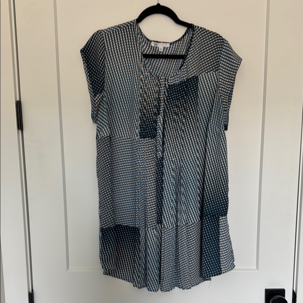 Navy, Cream, and White Patterned Blouse. Short sleeved. Longer length. Size 2x.